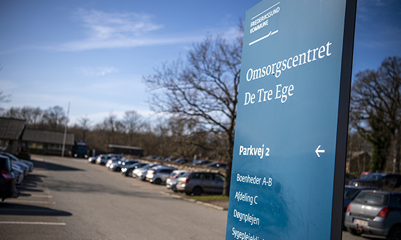 Billedet viser skilt hvor der står Omsorgscenteret De Tre Ege og parkeringspladsen Billedet viser skilt hvor der står Omsorgscenteret De Tre Ege og parkeringspladsen