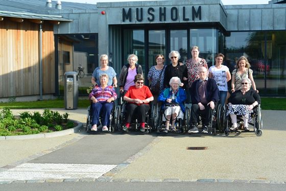 Beboere og personale foran Musholm feriecenter Beboere og personale foran Musholm feriecenter